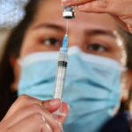 Profesionales de salud y parlamentarios llaman a terminar con vacunación contra el Covid-19