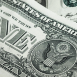 Dólar abre la semana continuando con su escalada y supera los $950